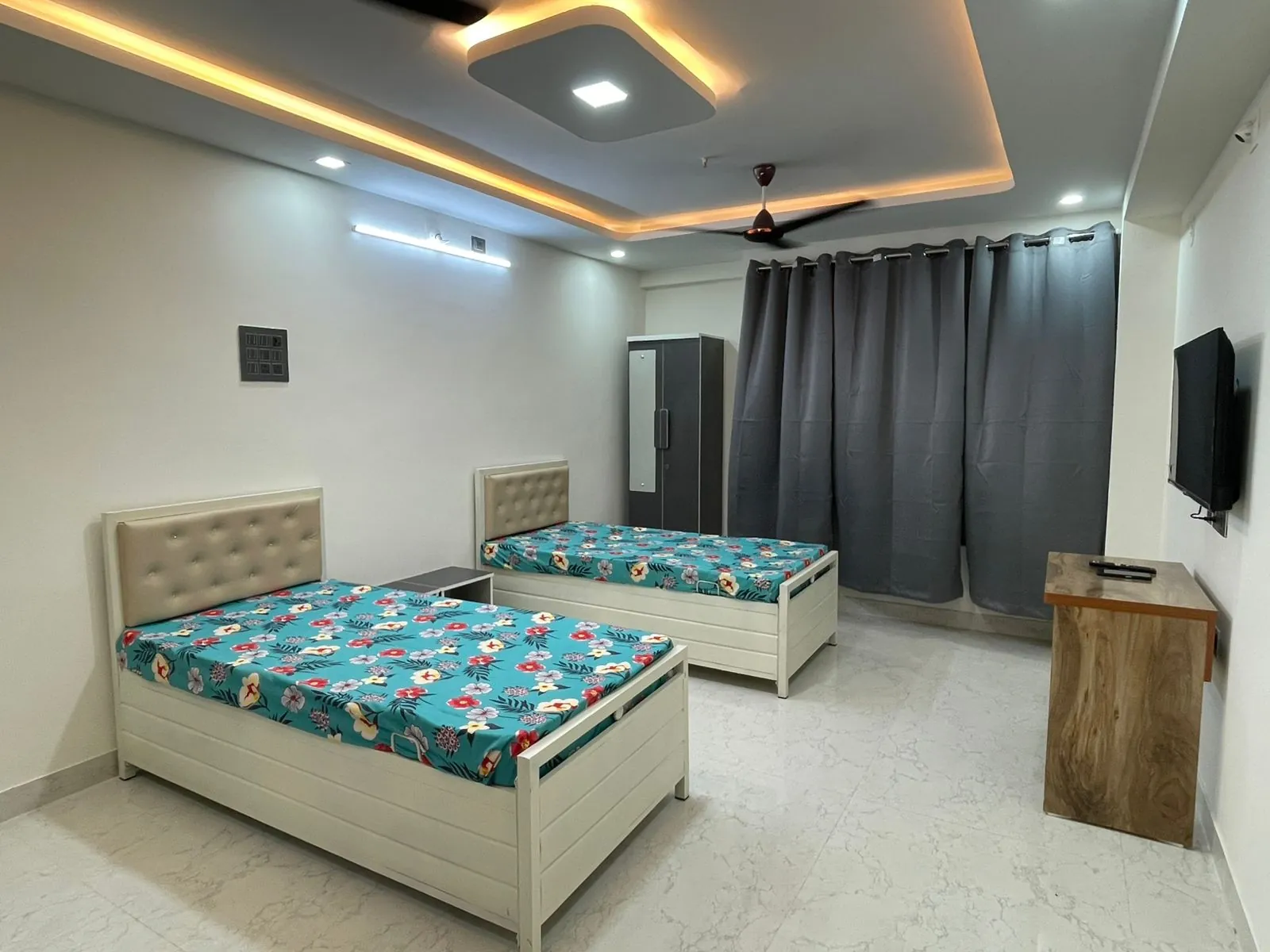 Luxury twin sharing AC room in Powai for corporate professionals and researchers