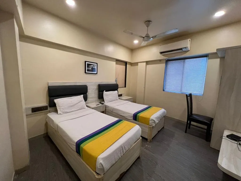 Spacious quad sharing PG in Santacruz East near Kalina and Mumbai University